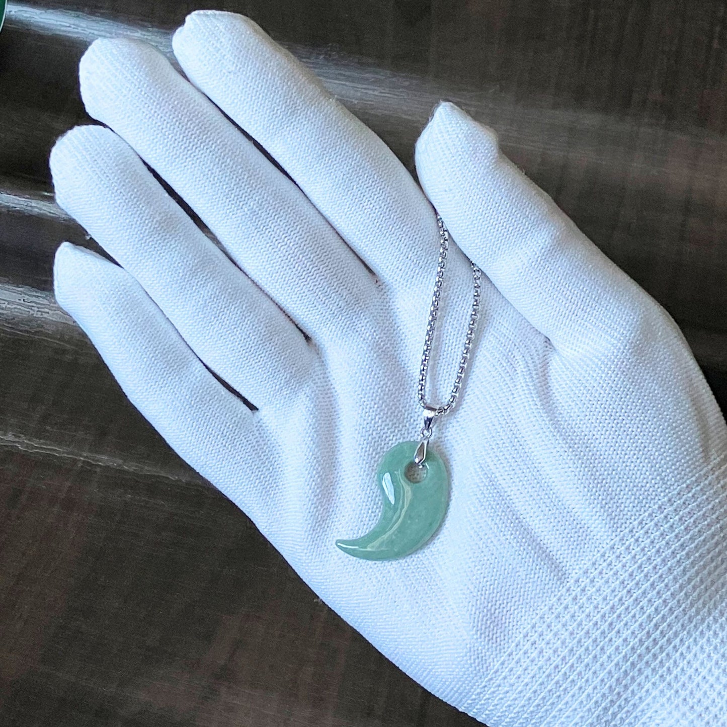 ミャンマー産 天然A貨翡翠 勾玉ペンダント(グリーン)|本翡翠のお守り