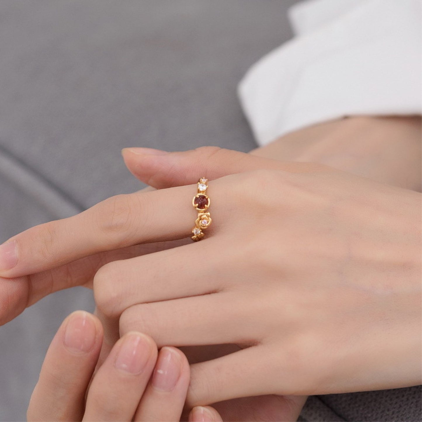 ガーネット ローズリング|情熱を宿す深紅の宝石 × ピンクローズの上品デザイン(S925 × 10K金メッキ)