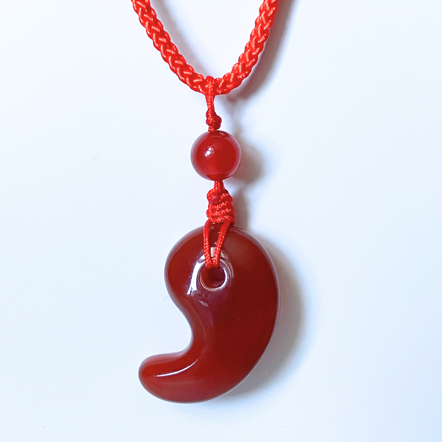 天然カーネリアン（赤めのう）勾玉ペンダント｜マダガスカル産・情熱と勇気をもたらす赤の守護石