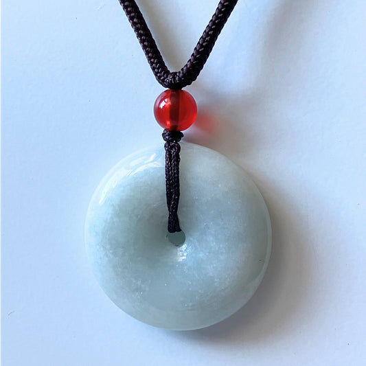 淡緑を纏う白翡翠ドーナツ（円形）ペンダント《鑑別書付き》