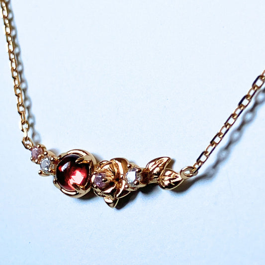 ガーネット ローズネックレス｜情熱を宿す深紅の宝石 × ピンクローズの上品デザイン（S925 × 10K金メッキ）