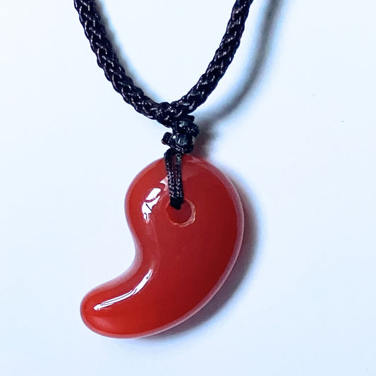 天然カーネリアン（赤めのう）勾玉ペンダント｜中国産・情熱と勇気をもたらす赤の守護石