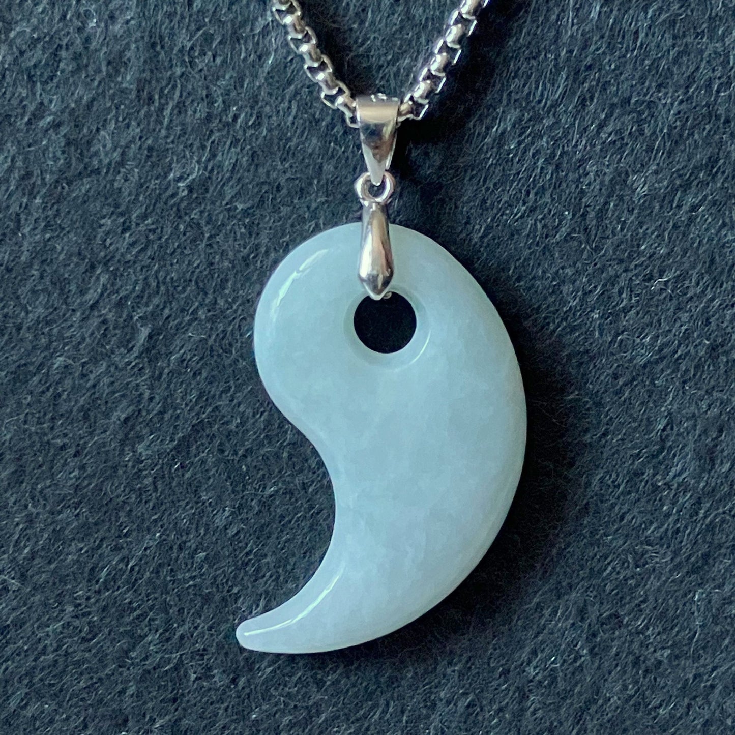 ミャンマー産 天然A貨翡翠 勾玉ペンダント（ホワイト）｜静けさを宿す清らかな翡翠