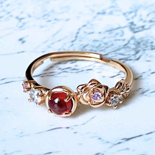 ガーネット ローズリング｜情熱を宿す深紅の宝石 × ピンクローズの上品デザイン（S925 × 10K金メッキ）