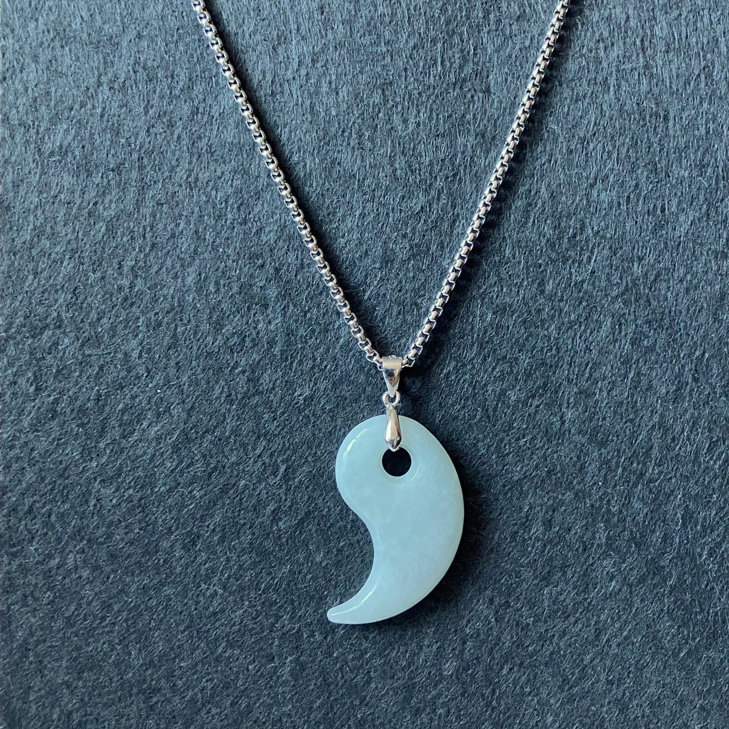 ミャンマー産 天然A貨翡翠 勾玉ペンダント（ホワイト）｜静けさを宿す清らかな翡翠