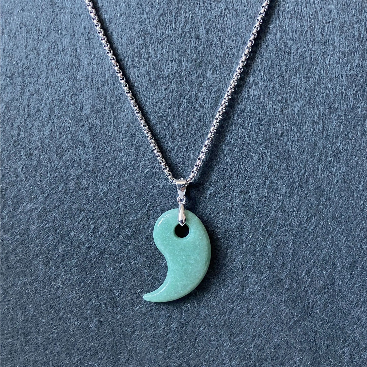 ミャンマー産 天然A貨翡翠 勾玉ペンダント（グリーン）｜本翡翠のお守り