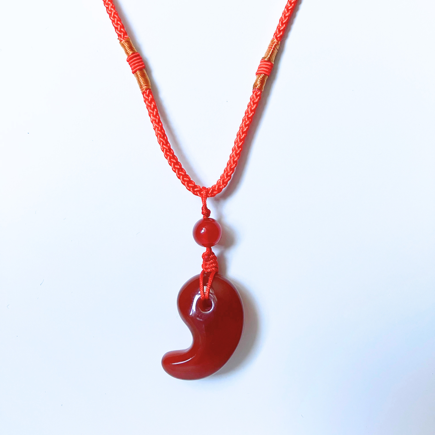 天然カーネリアン（赤めのう）勾玉ペンダント｜マダガスカル産・情熱と勇気をもたらす赤の守護石