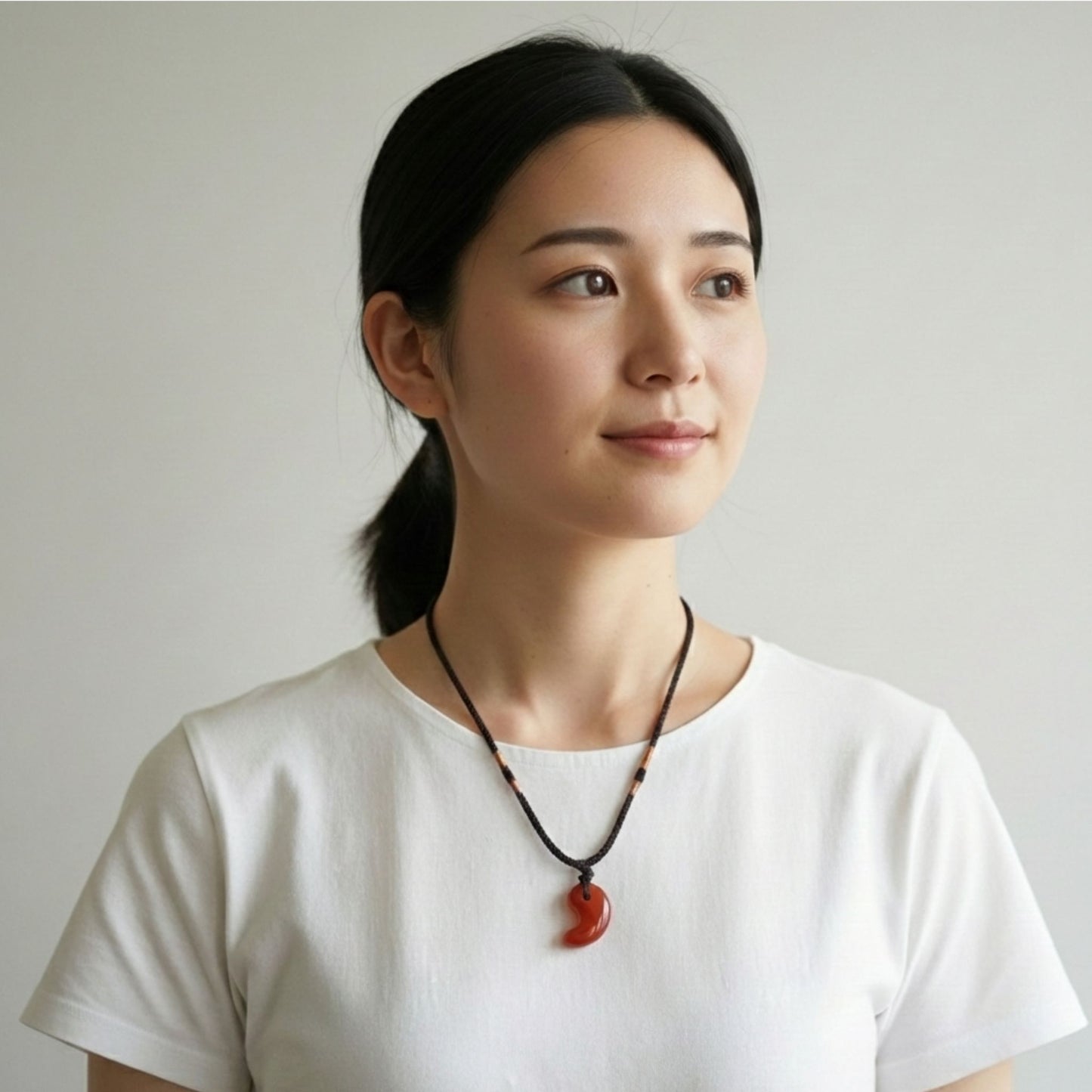 天然カーネリアン（赤めのう）勾玉ペンダント｜中国産・情熱と勇気をもたらす赤の守護石