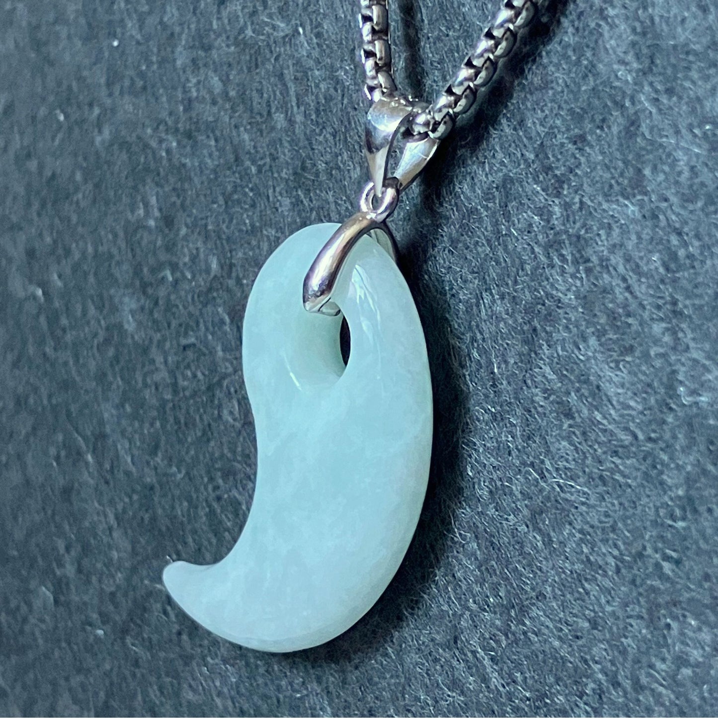 ミャンマー産 天然A貨翡翠 勾玉ペンダント（ホワイト）｜静けさを宿す清らかな翡翠