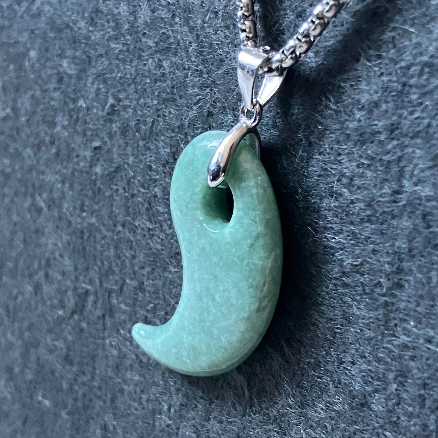 ミャンマー産 天然A貨翡翠 勾玉ペンダント（グリーン）｜本翡翠のお守り