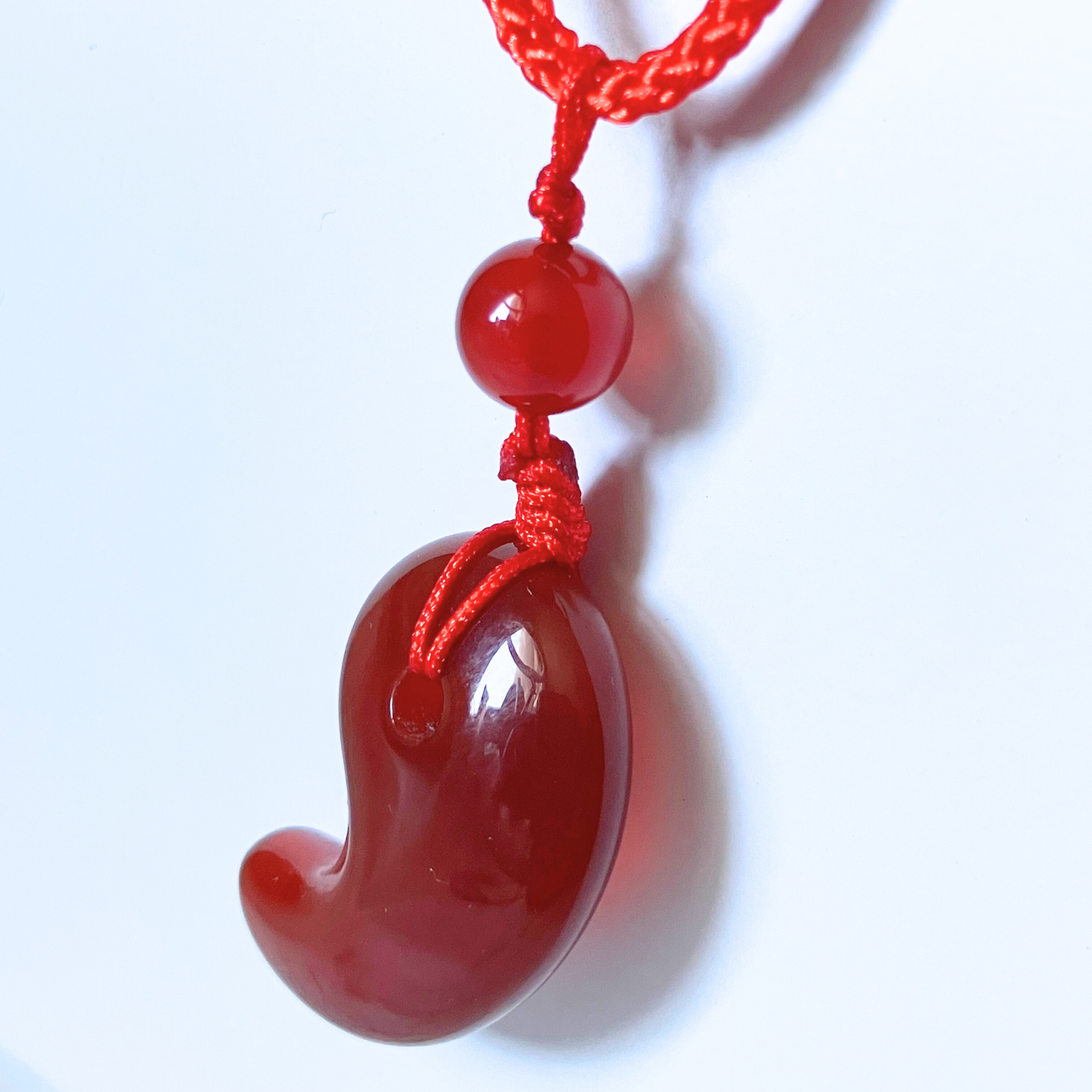 天然カーネリアン（赤めのう）勾玉ペンダント｜マダガスカル産・情熱と勇気をもたらす赤の守護石