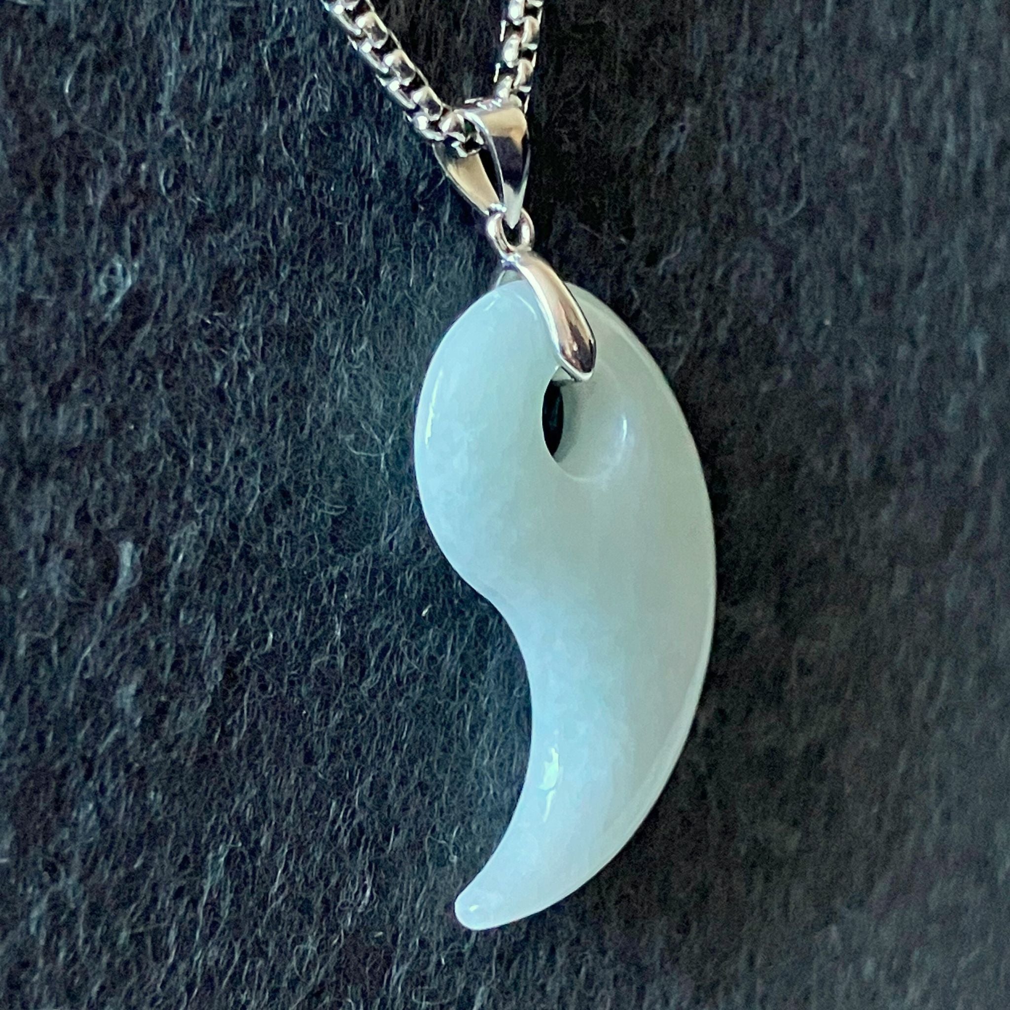 ミャンマー産 天然A貨翡翠 勾玉ペンダント（ホワイト）｜静けさを宿す