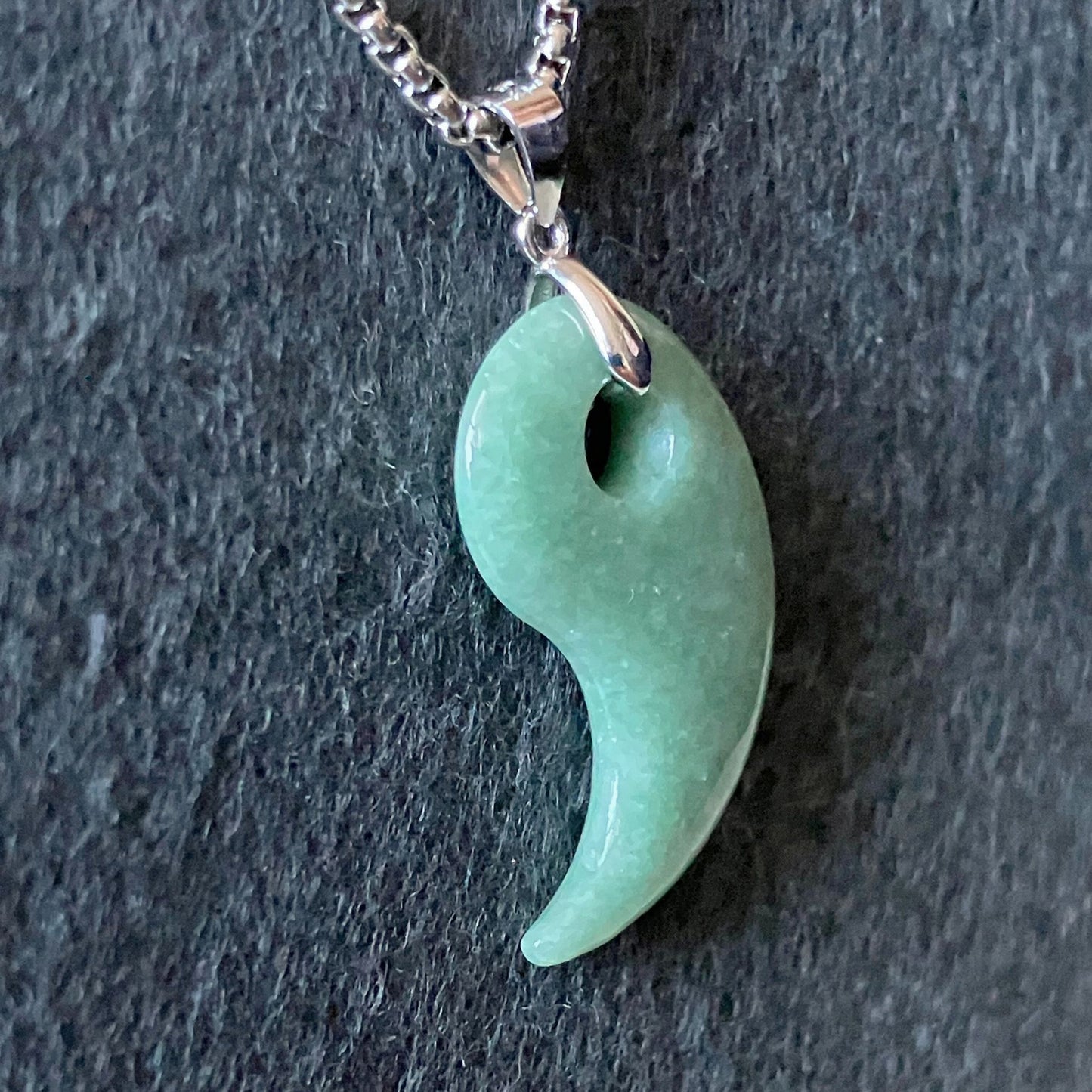 ミャンマー産 天然A貨翡翠 勾玉ペンダント（グリーン）｜本翡翠のお守り