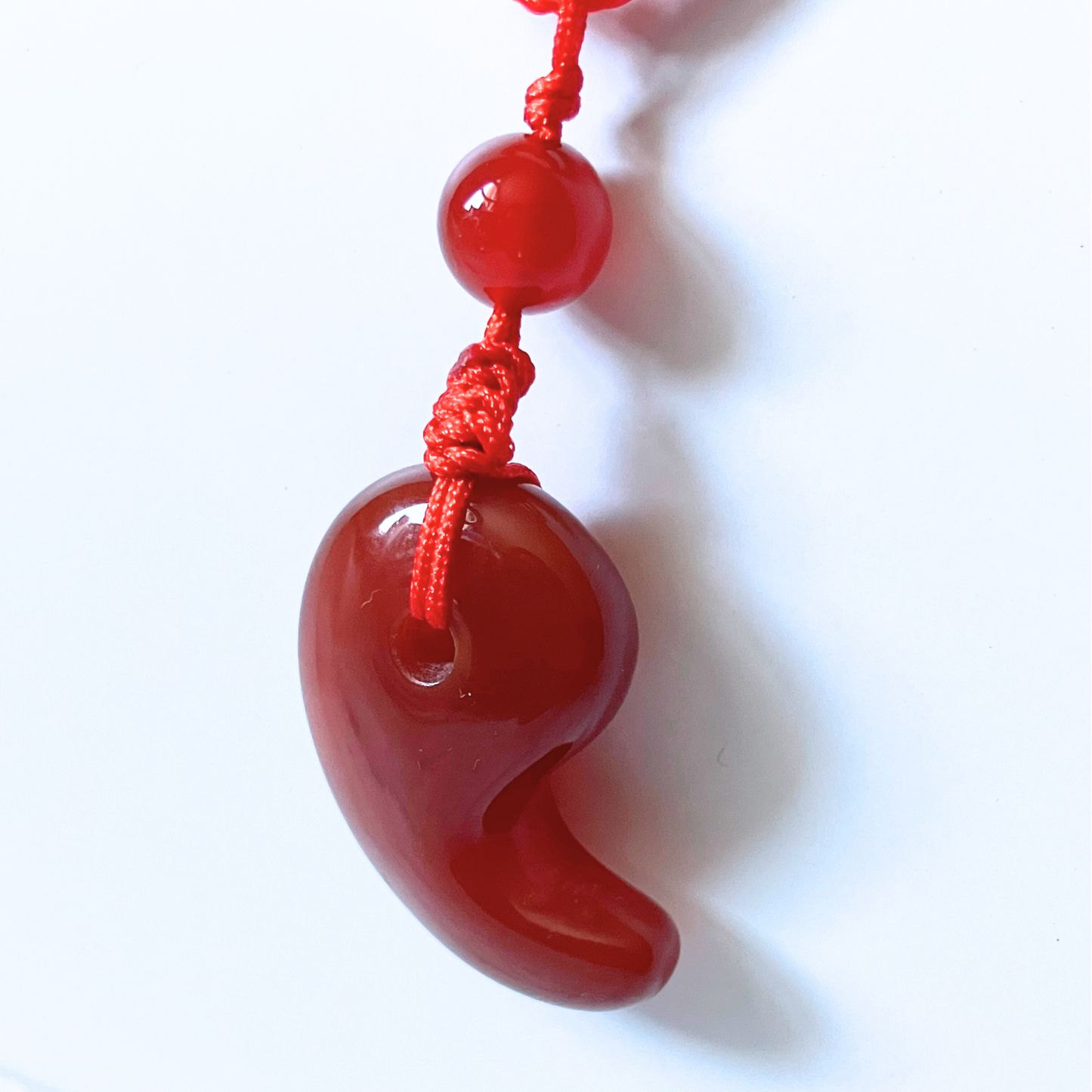 天然カーネリアン（赤めのう）勾玉ペンダント｜マダガスカル産・情熱と勇気をもたらす赤の守護石