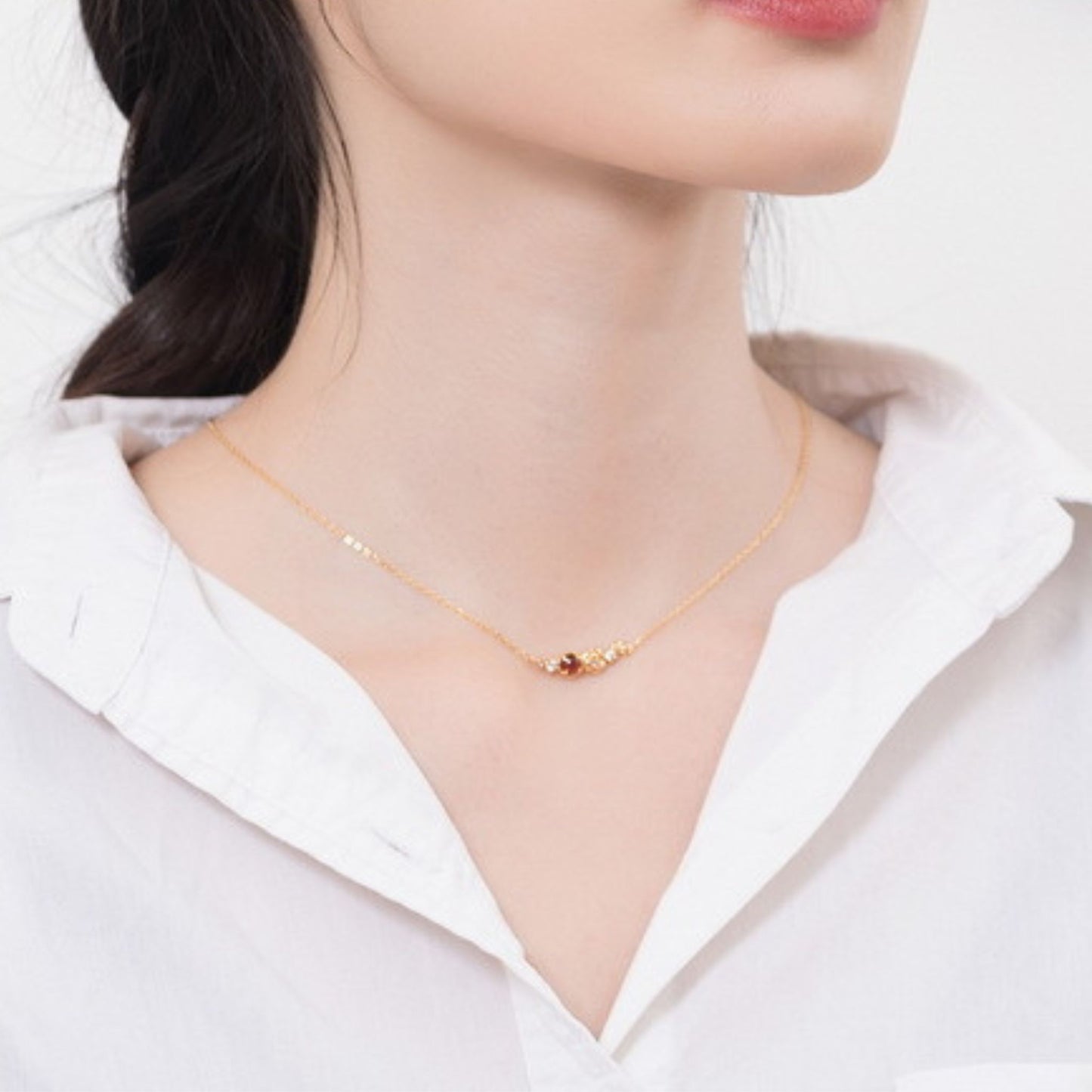 ガーネット ローズネックレス｜情熱を宿す深紅の宝石 × ピンクローズの上品デザイン（S925 × 10K金メッキ）