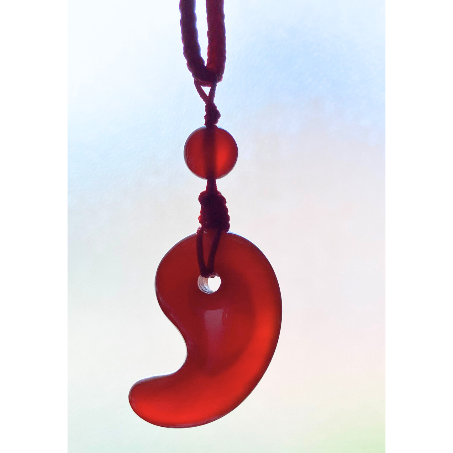 天然カーネリアン（赤めのう）勾玉ペンダント｜マダガスカル産・情熱と勇気をもたらす赤の守護石