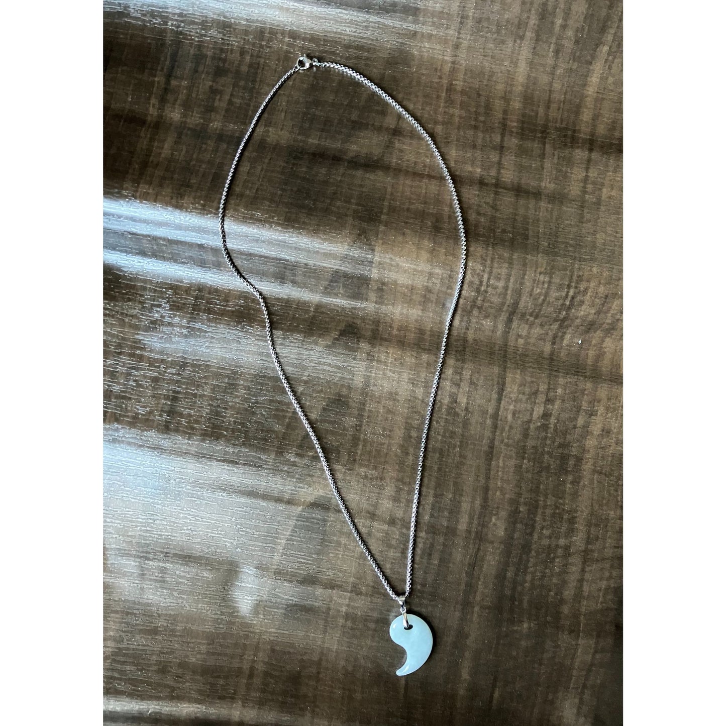 ミャンマー産 天然A貨翡翠 勾玉ペンダント（ホワイト）｜静けさを宿す清らかな翡翠