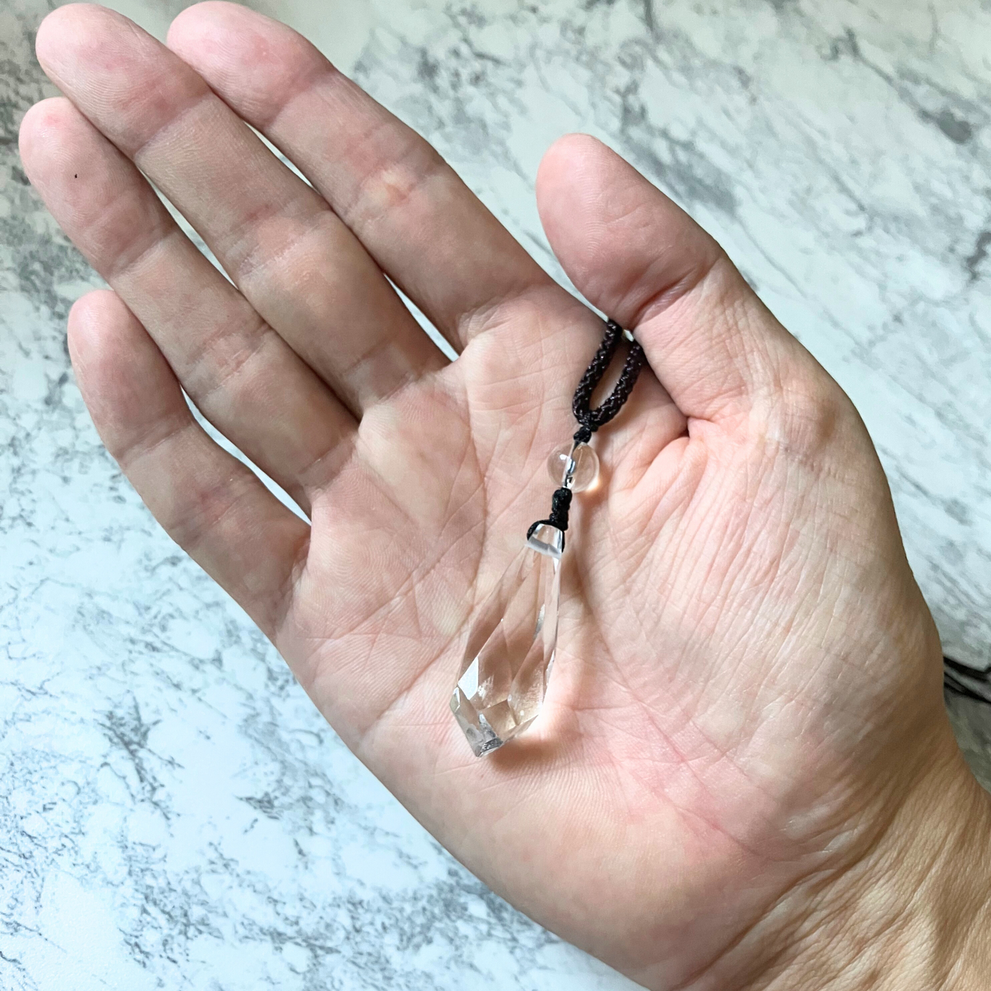 ブラジル産 天然白水晶ペンダント（無処理）｜澄んだ輝き・カットしずく型