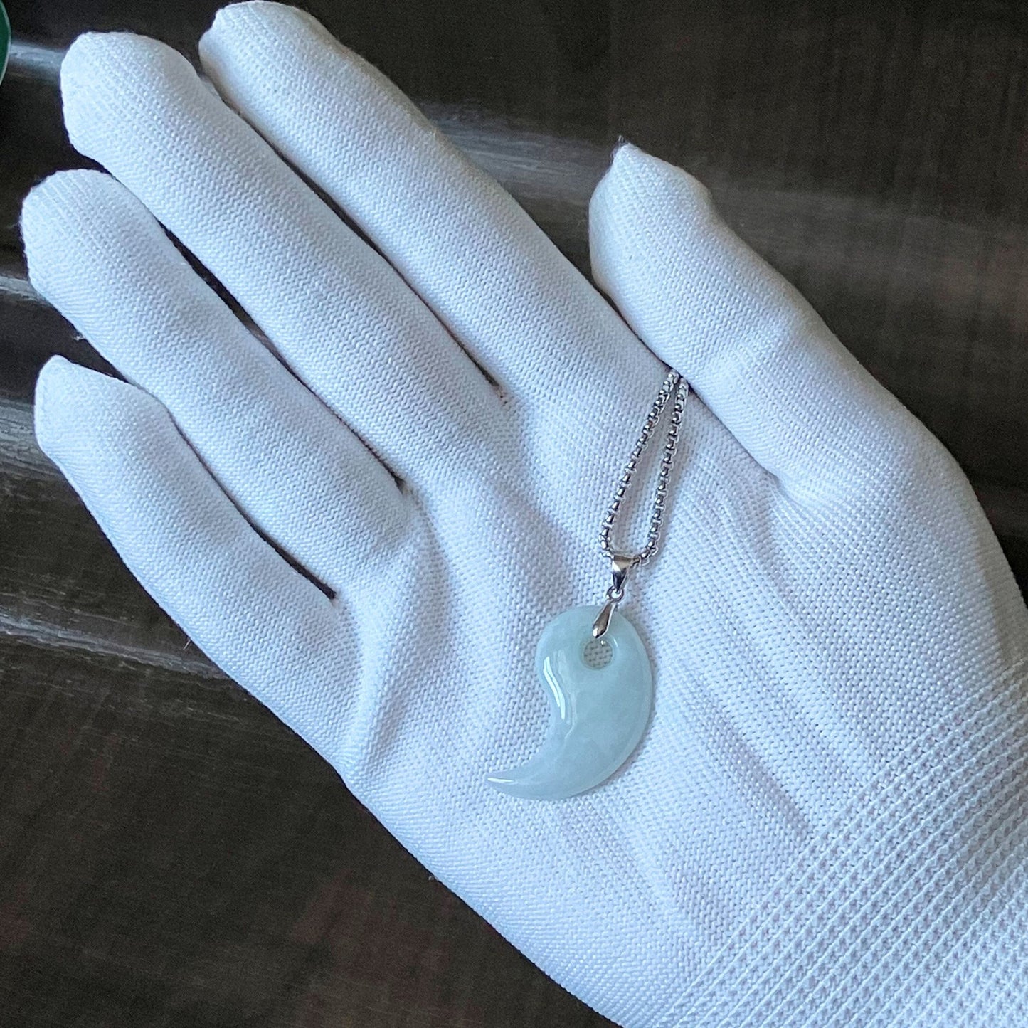 ミャンマー産 天然A貨翡翠 勾玉ペンダント（ホワイト）｜静けさを宿す清らかな翡翠