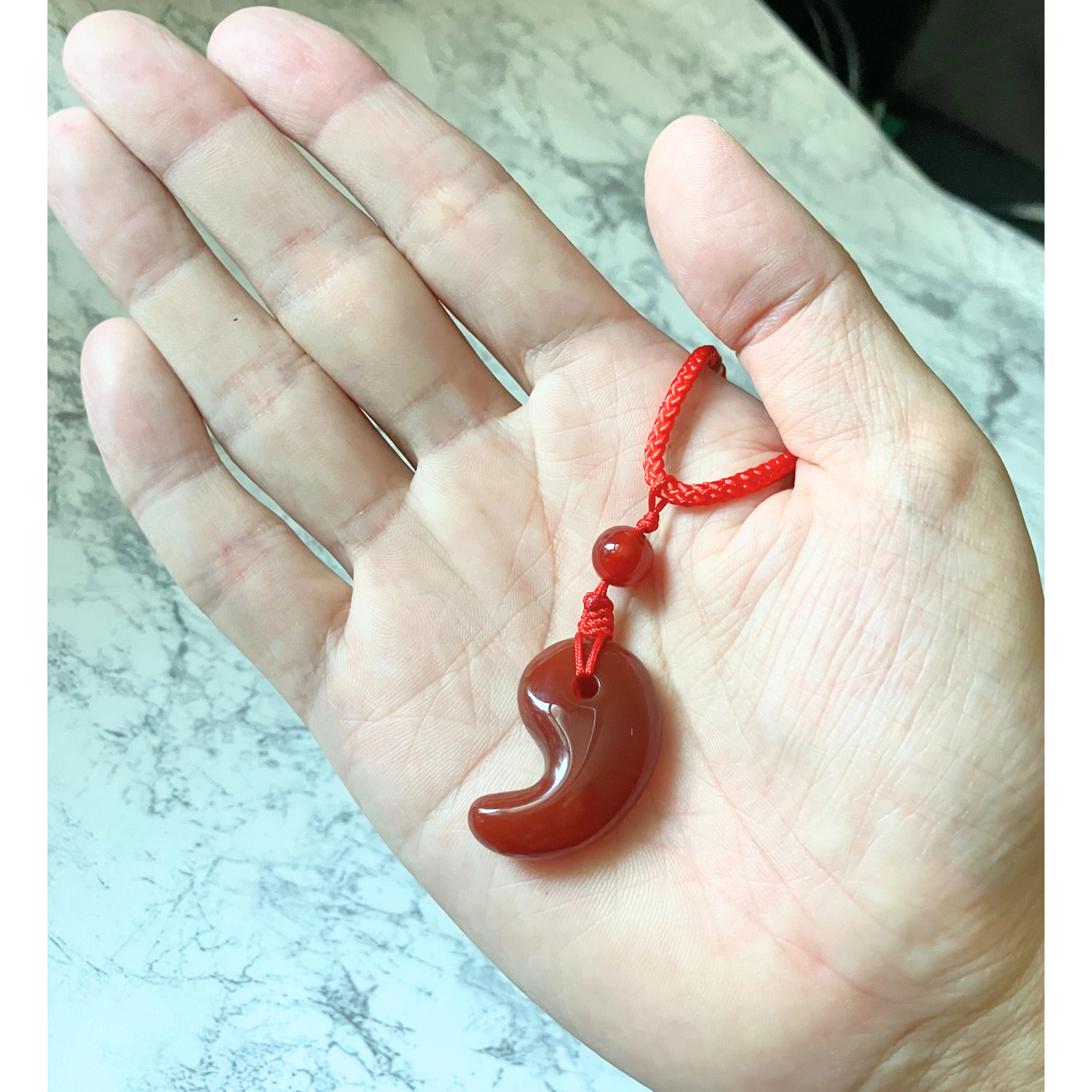 天然カーネリアン（赤めのう）勾玉ペンダント｜マダガスカル産・情熱と勇気をもたらす赤の守護石