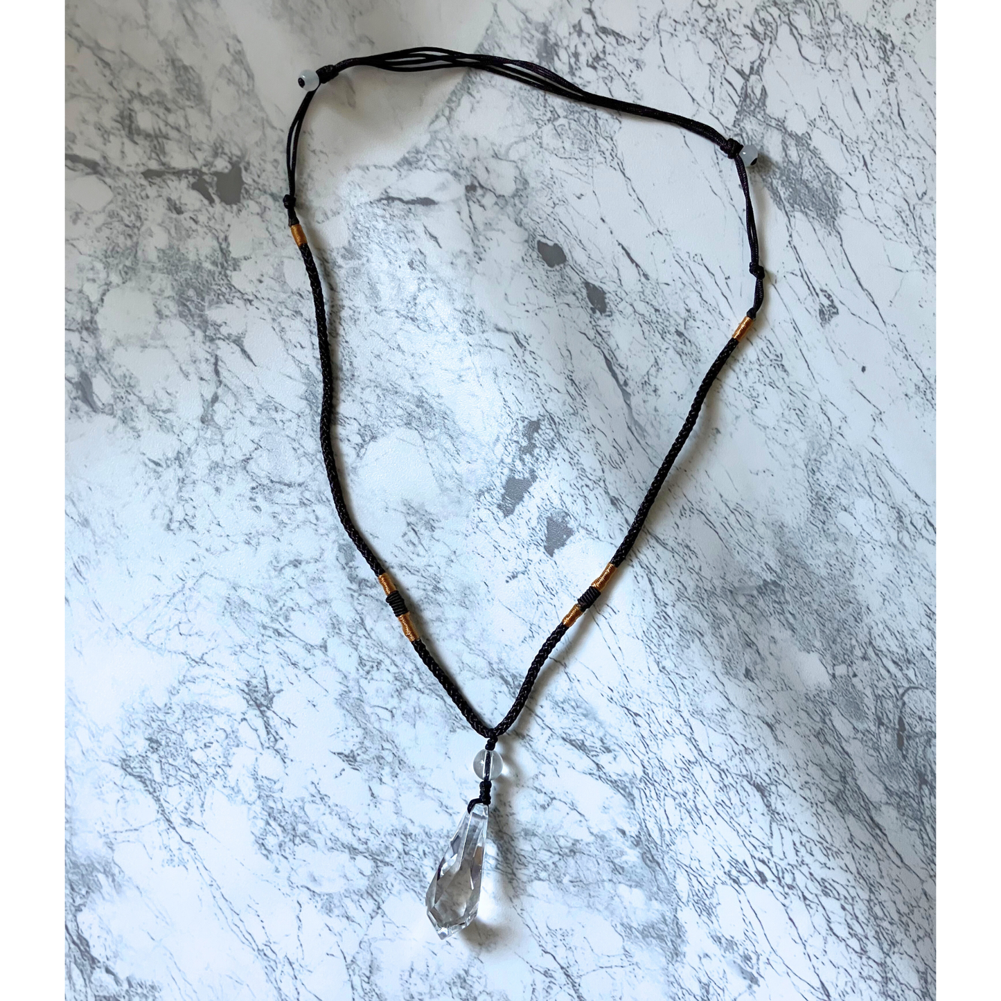 ブラジル産 天然白水晶ペンダント（無処理）｜澄んだ輝き・カットしずく型