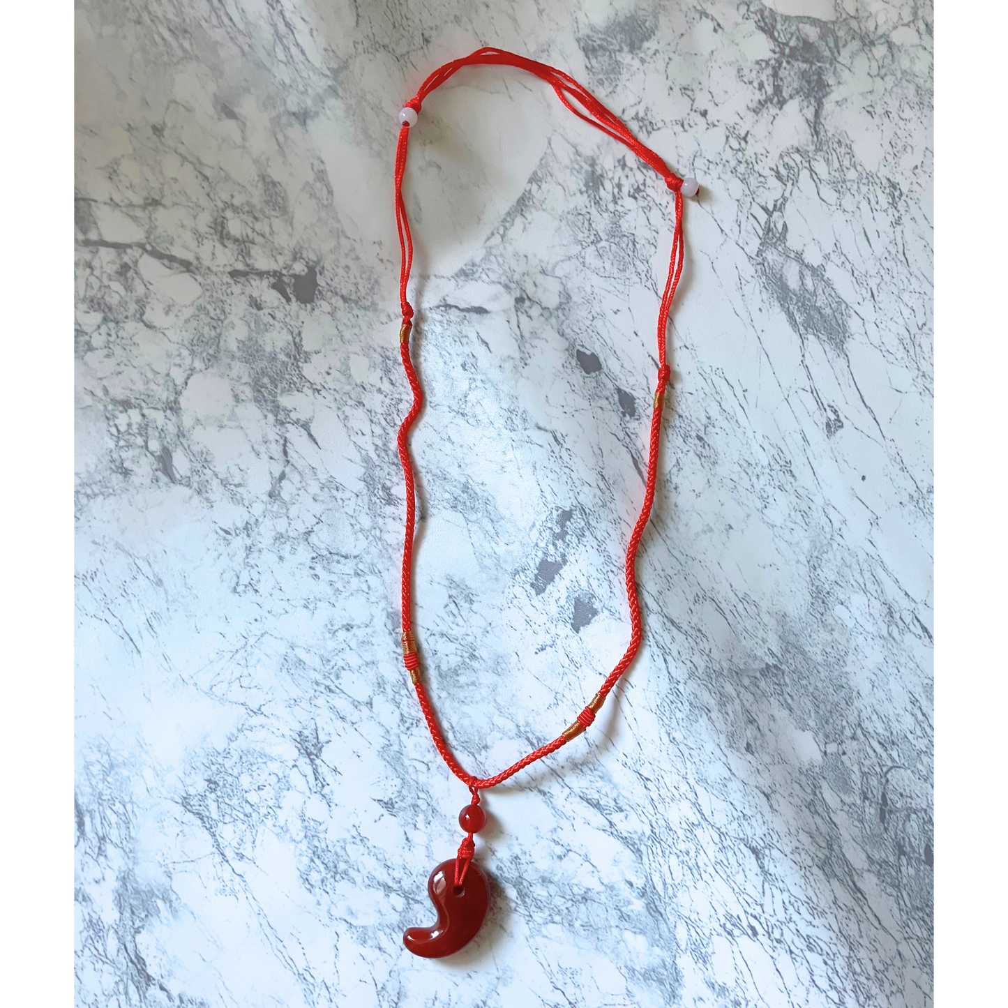 天然カーネリアン（赤めのう）勾玉ペンダント｜マダガスカル産・情熱と勇気をもたらす赤の守護石