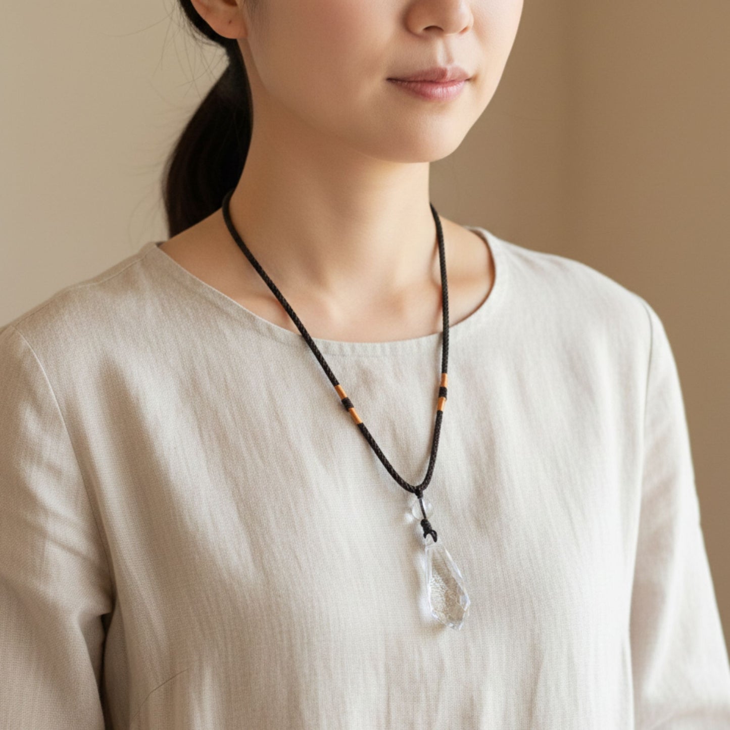 ブラジル産 天然白水晶ペンダント（無処理）｜澄んだ輝き・カットしずく型